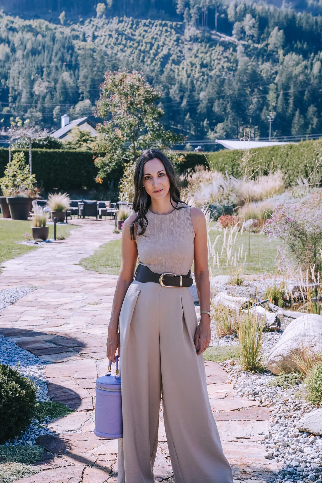 Sophie auf einem Gartenweg mit Bergpanorama