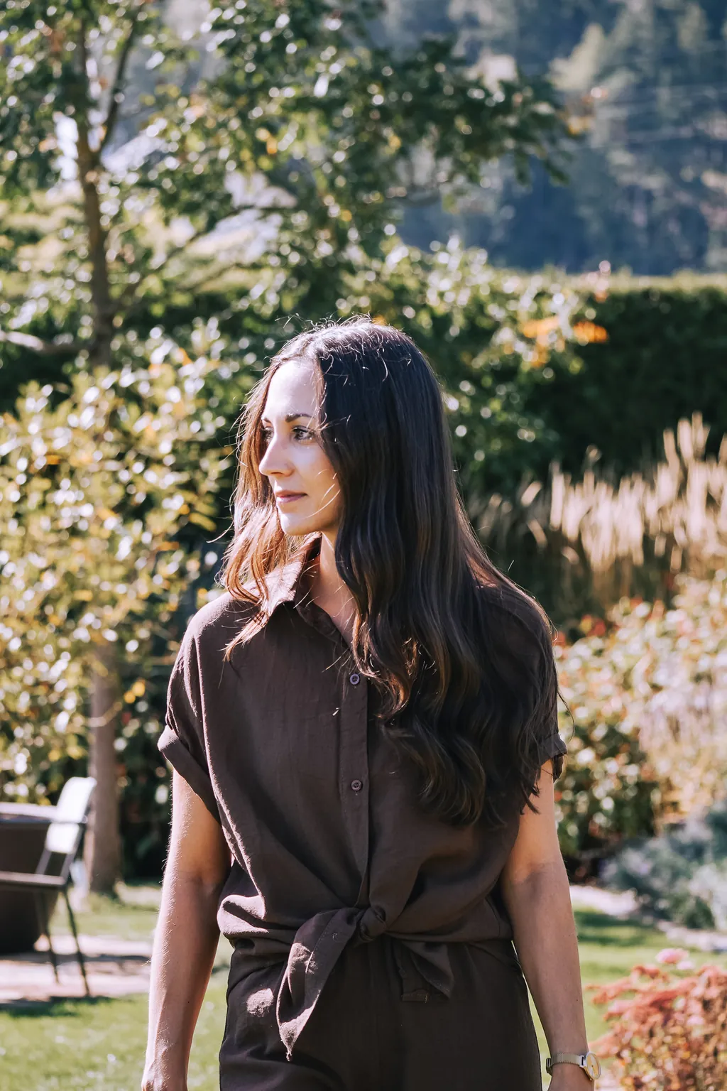 Sophie geht durch den sonnigen Garten