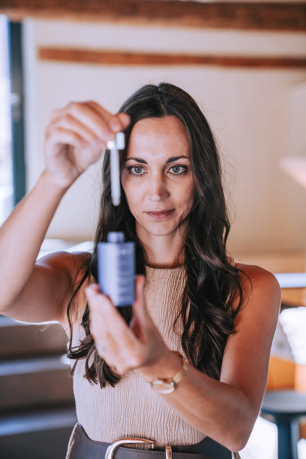 Sophie hält eine Pipette über ein MONAT Serum